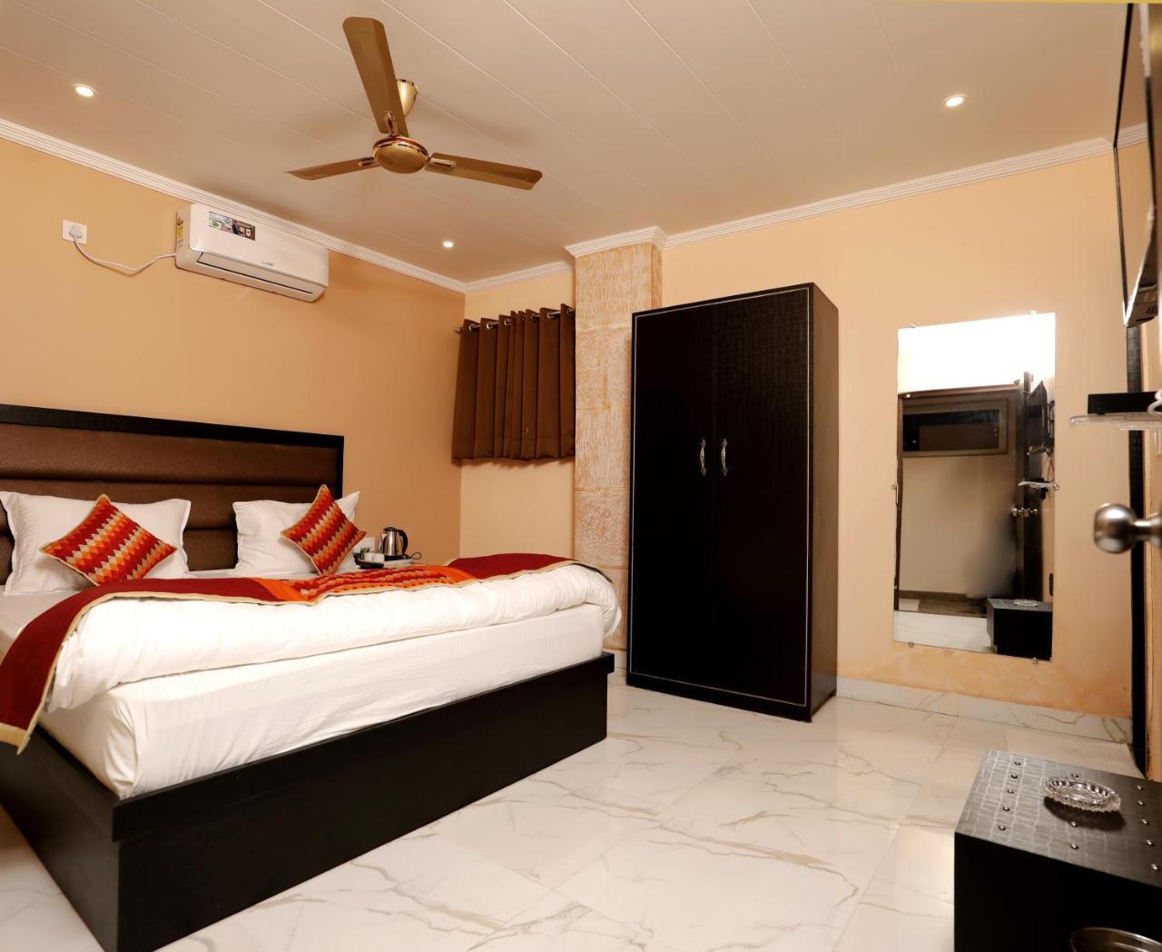 The Park Presidency Hotel Bareilly Eksteriør billede